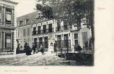 565 Gezicht op de huizen Drift 17-21 te Utrecht met links een gedeelte van het huis Janskerkhof 13.